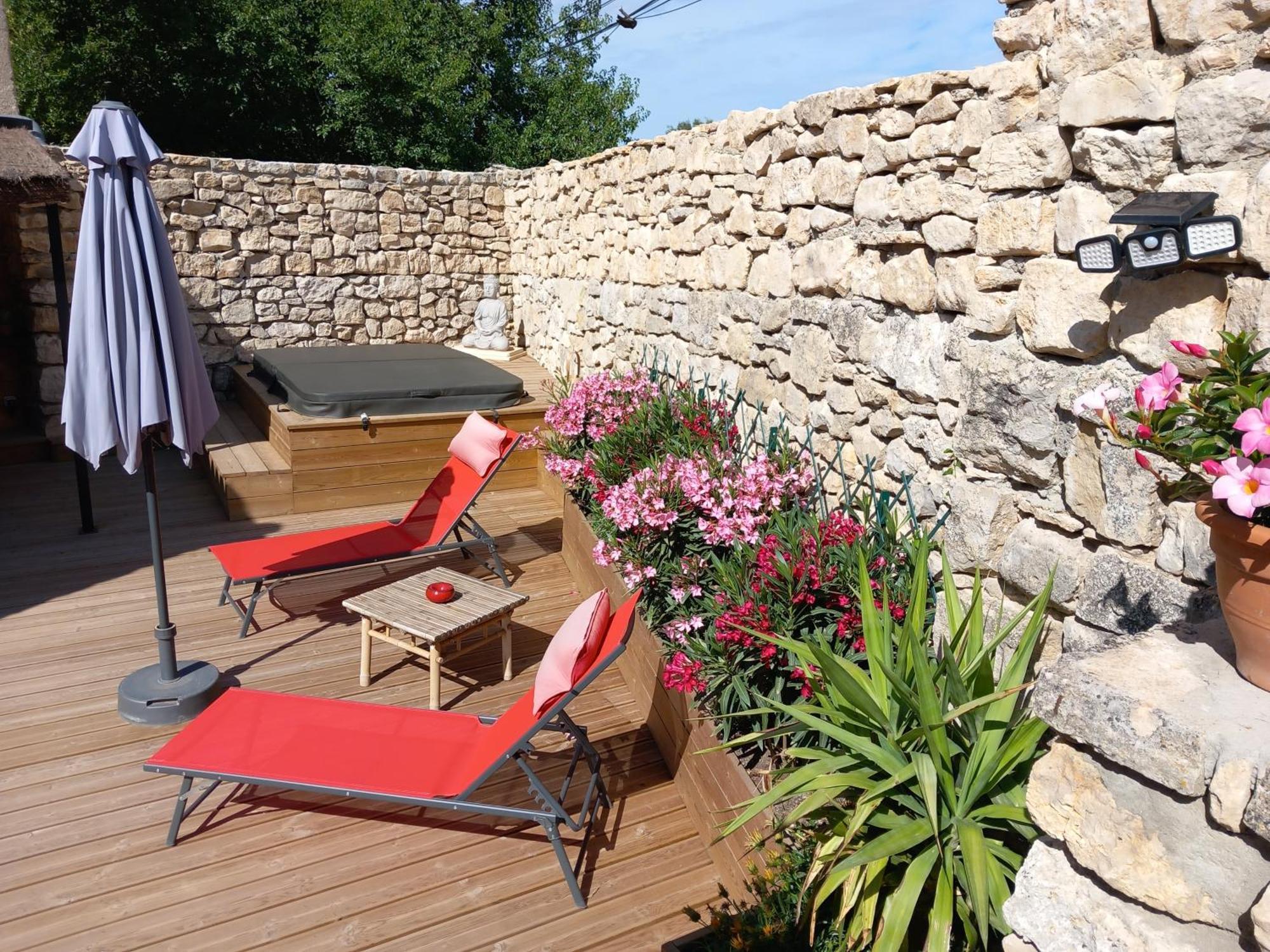 Chez Daniele Chambre Avec Jacuzzi Et Terrasse Privee Murs  Extérieur photo